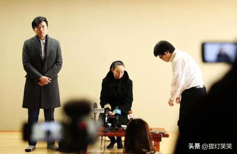 江歌母亲收到多少赔偿,江歌母亲下跪道歉