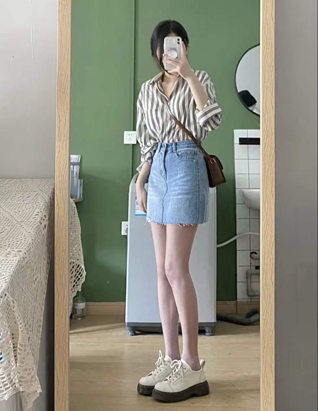 冬季包臀牛仔短裙搭配什么上衣,牛仔短裙配什么上衣比较好看女