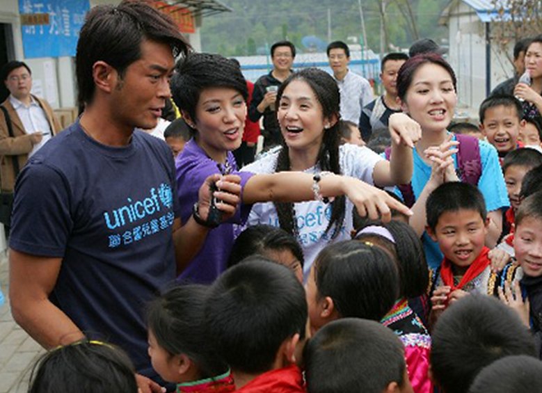 助理伺候明星捏脚,助理伺候明星跪下打伞