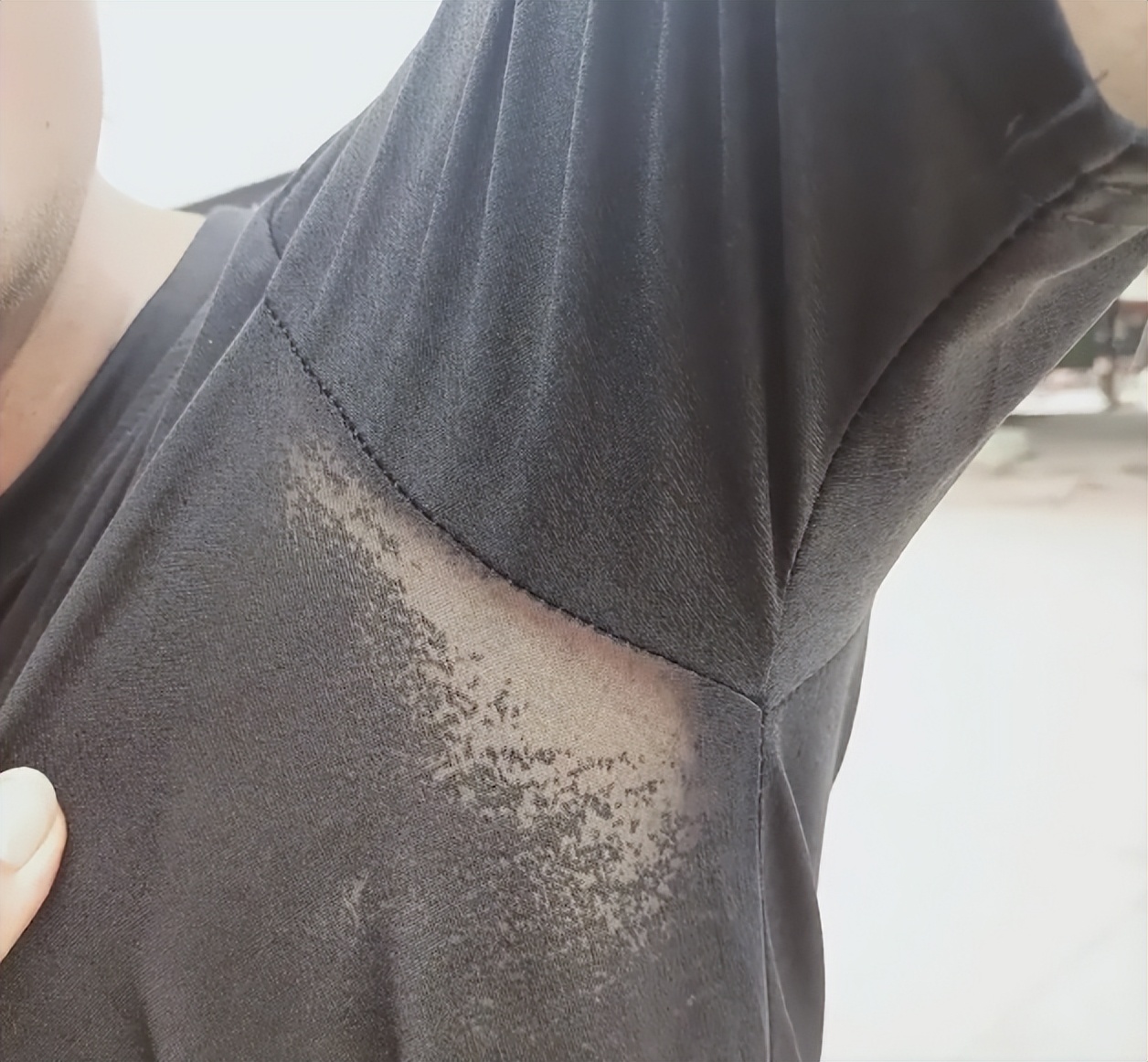 四川一女子网购黑色短袖，丈夫穿上变“透明装”，脱下后全身变色