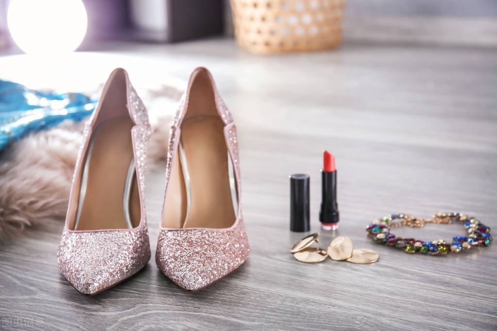 最早的高跟鞋,世界上最细的高跟鞋图片