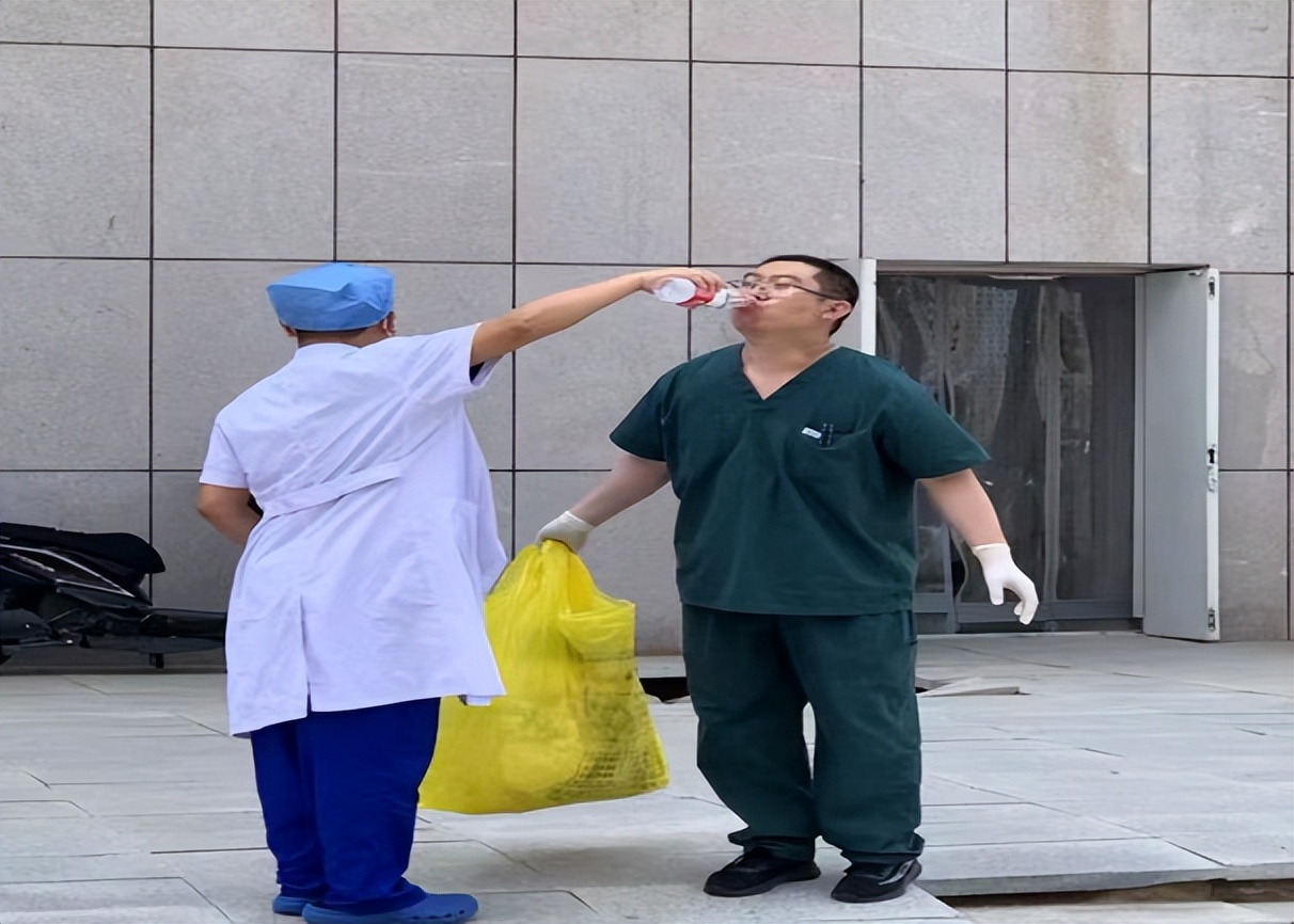 众志成城战疫情齐心协力保平安,齐心协力战疫情致敬医护人员