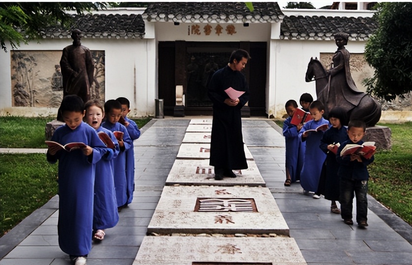 电击、殴打、*虐性**！400亿的“人间炼狱”，竟是家长们亲手打造的