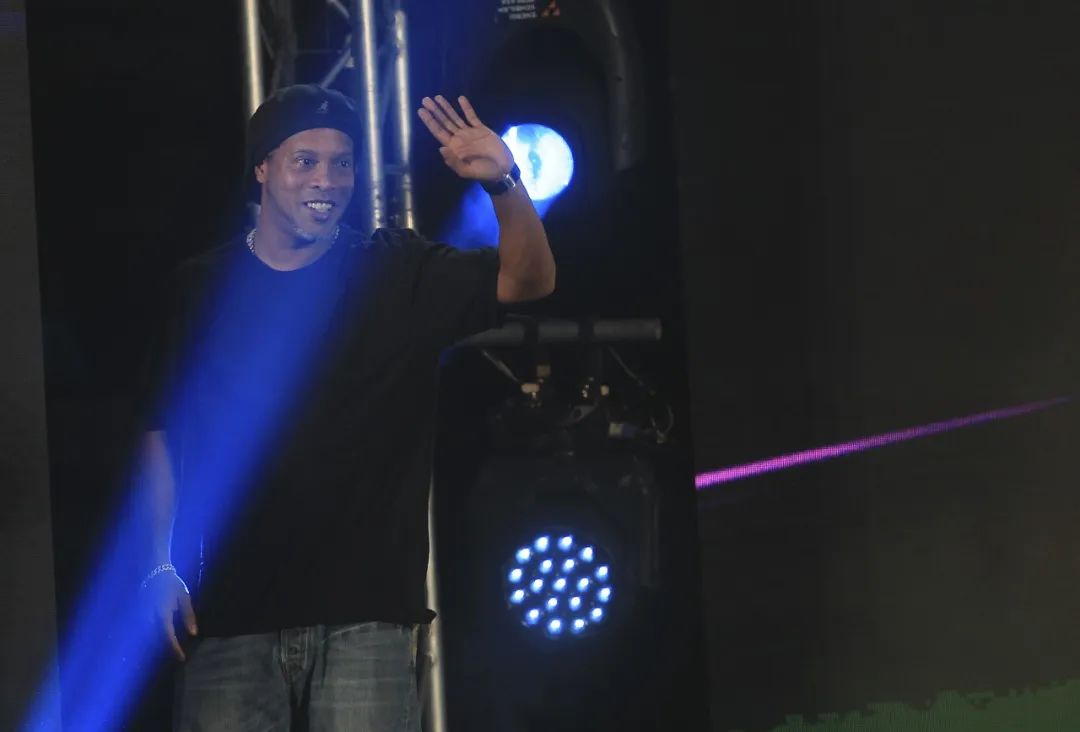 梅西的好大哥：罗纳尔迪尼奥-足球界的人间精灵