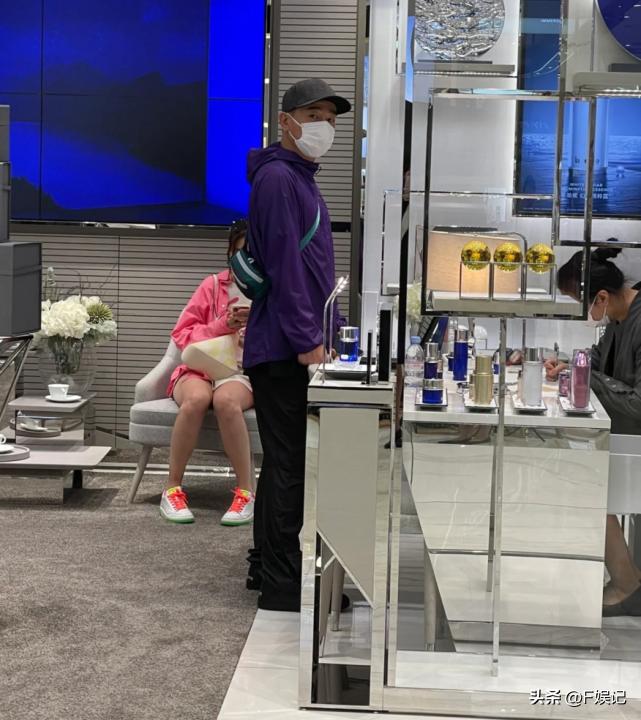 应采儿问陈小春要签名 (陈小春演出应采儿现场秀恩爱)