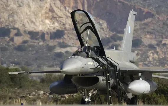 表情慌张，蔡英文第一次听到解放军喊话被吓到，台军慌忙打圆场