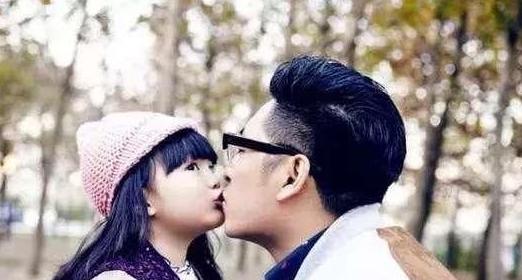 父女之间亲嘴的危害,父女亲脸拥抱违法吗