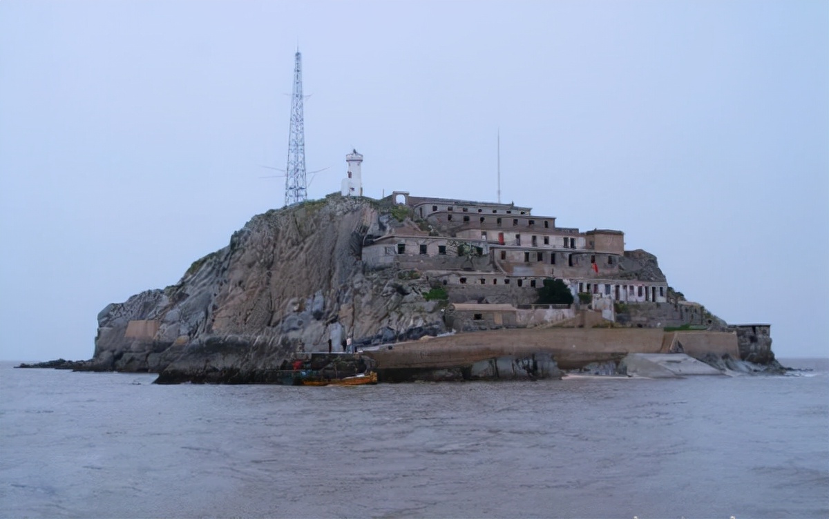 江苏夫妻驻守黄海孤岛32年，无电无淡水年薪5千，丈夫给妻子接生