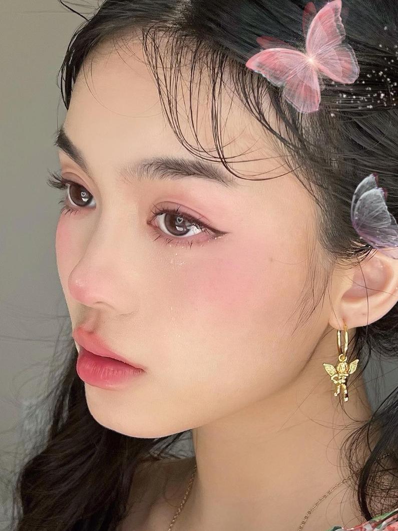 为什么画完眼影感觉眼睛变小了,什么人不适合亮闪眼影