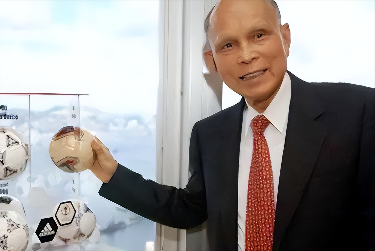 霍英东长子将从香港足协退休，接班人不是霍启刚而是他的弟弟