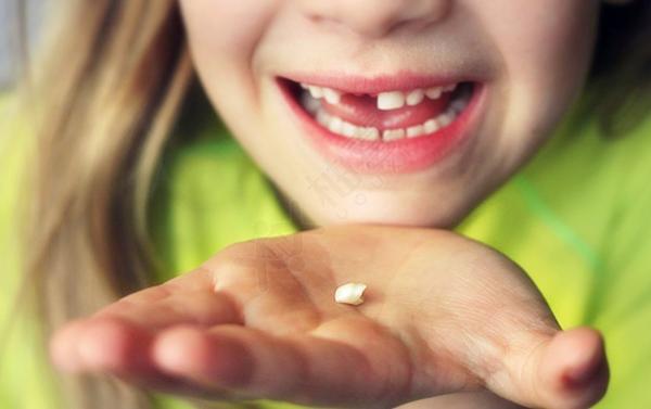 孩子上牙的牙缝特别宽要矫正吗,宝宝牙缝大换了牙齿会不会改善