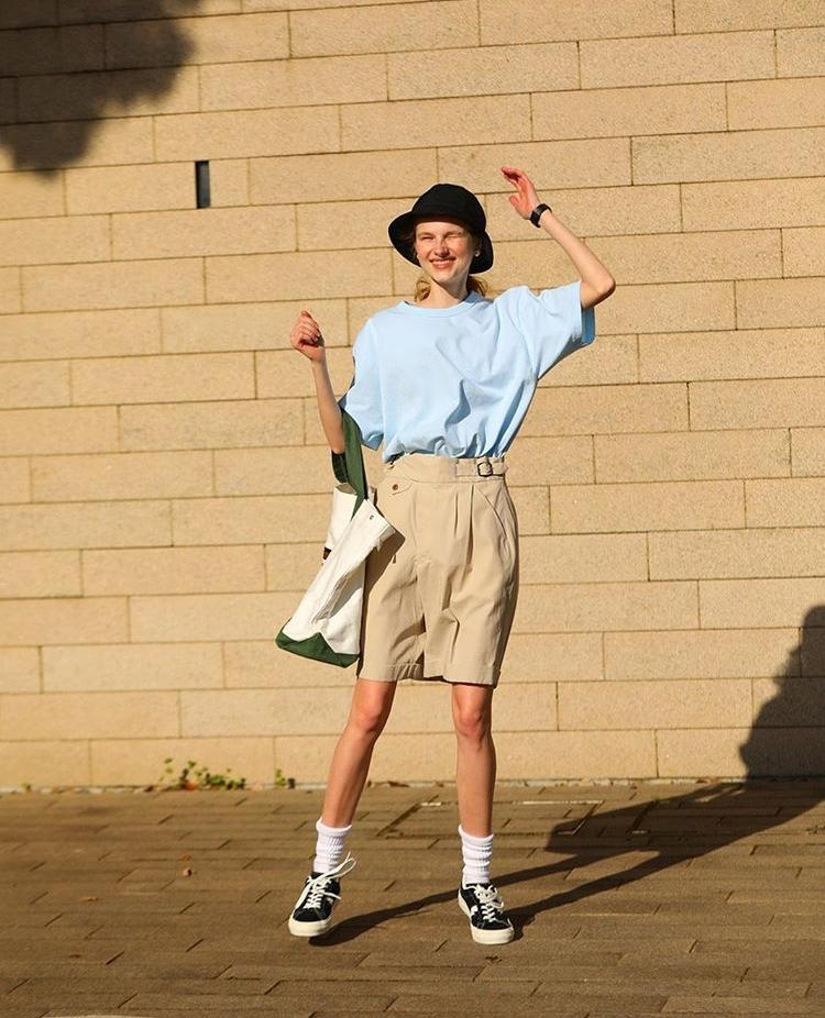 彩色大t恤怎么穿好看,今年时髦宽松t恤