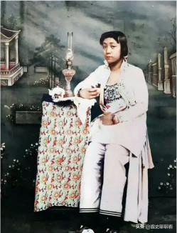 女子身着日本侵华军装露脸,日军女子拍照