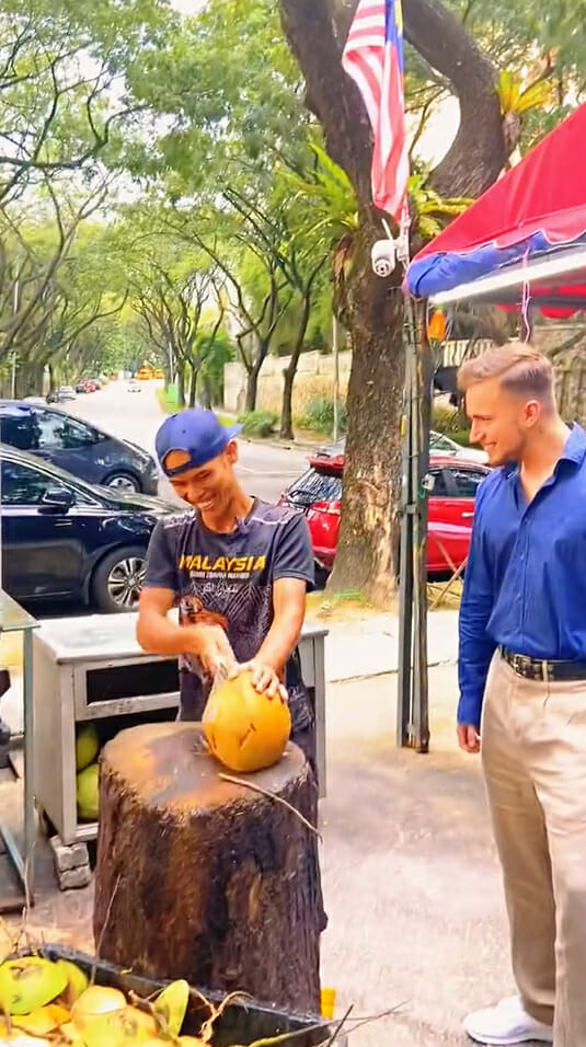 一名大爷用牙齿开椰子,男子用嘴开椰子惊呆网友