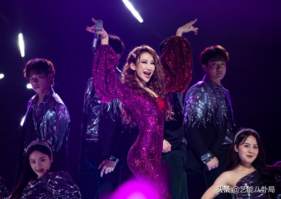 紧身衣、高筒袜，女星舞台造型杀疯了！穿高定唱跳，撩得人心痒痒