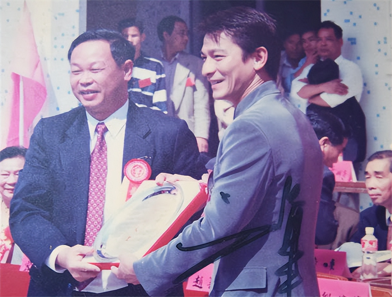 天王刘德华的传奇历程,刘德华巨星风采