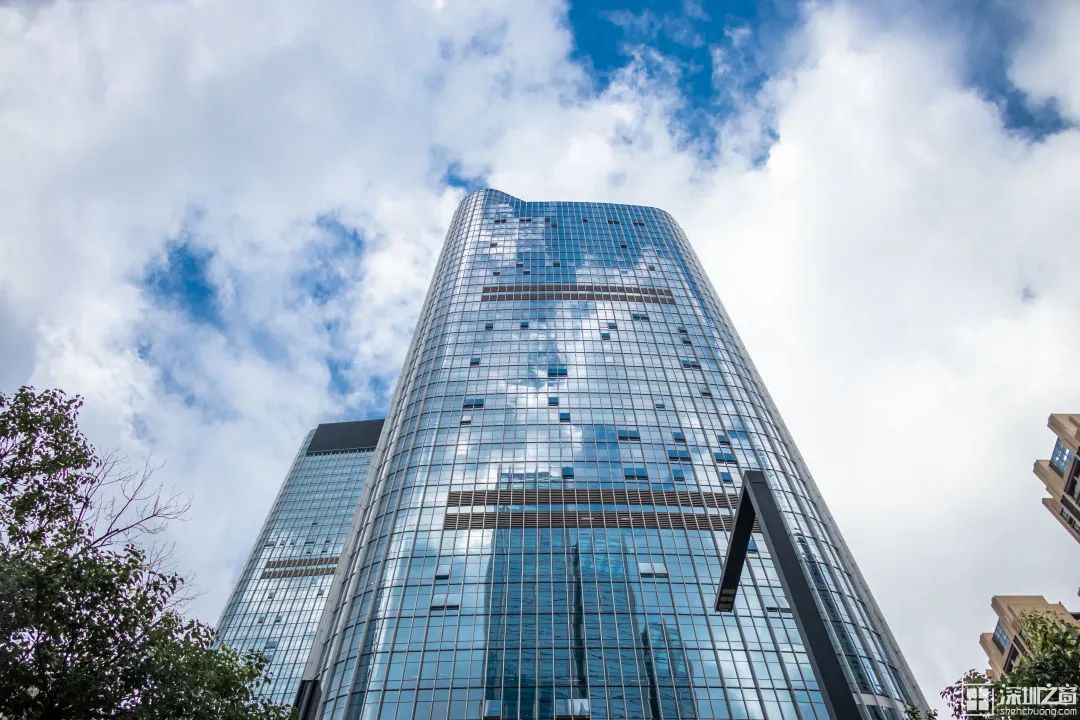 深圳人花式加班：酒吧里做方案、旅行时码PPT、除夕夜写报告……