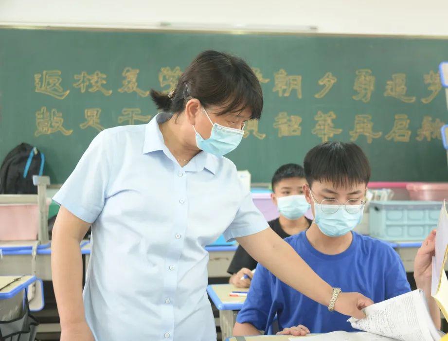 尿急女生遇见老师拖堂，小声催促了句“快走”，不料引发严重后果