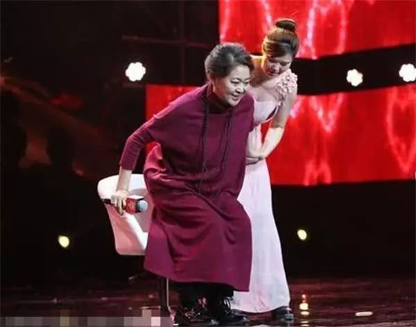 倪萍身残脚瘸永别舞台，臃肿不已