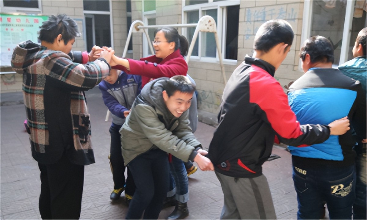 漂亮女教师被辞退,女教师为女儿辞职