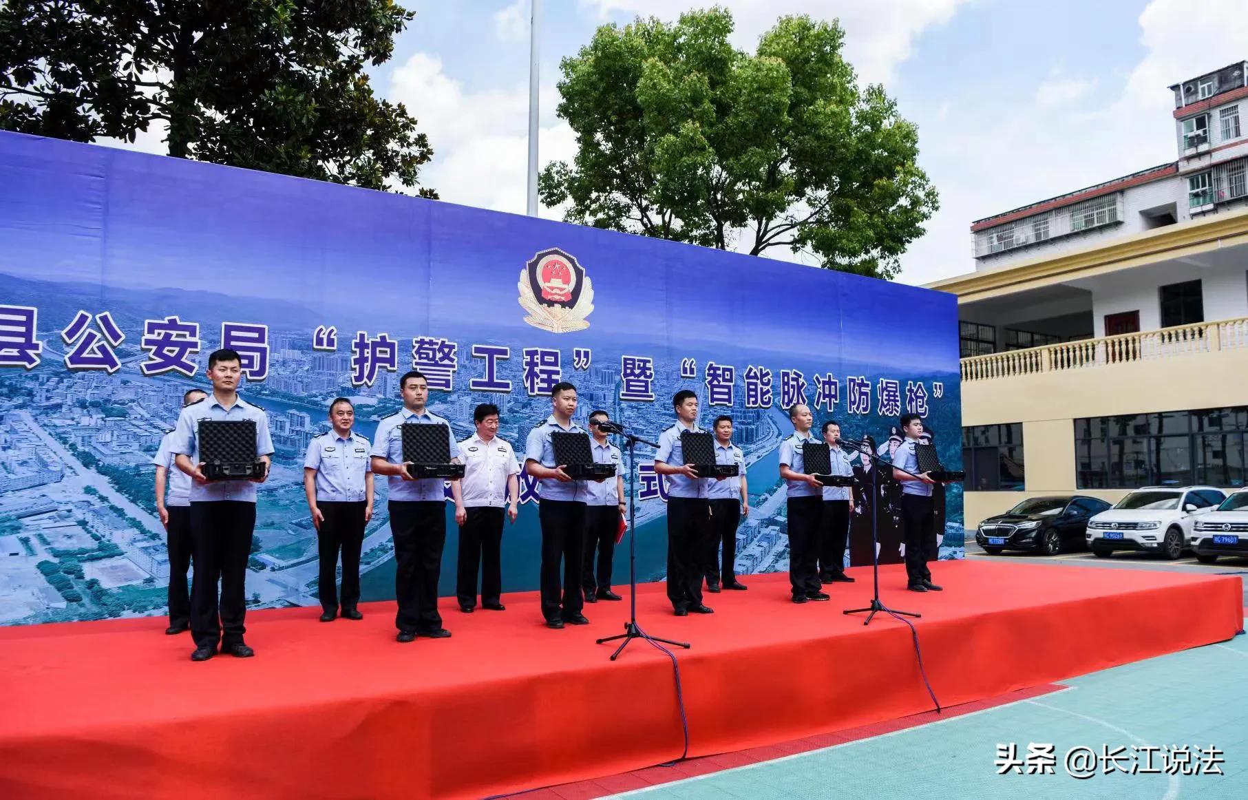 十堰郧西警方装备打击犯罪利器