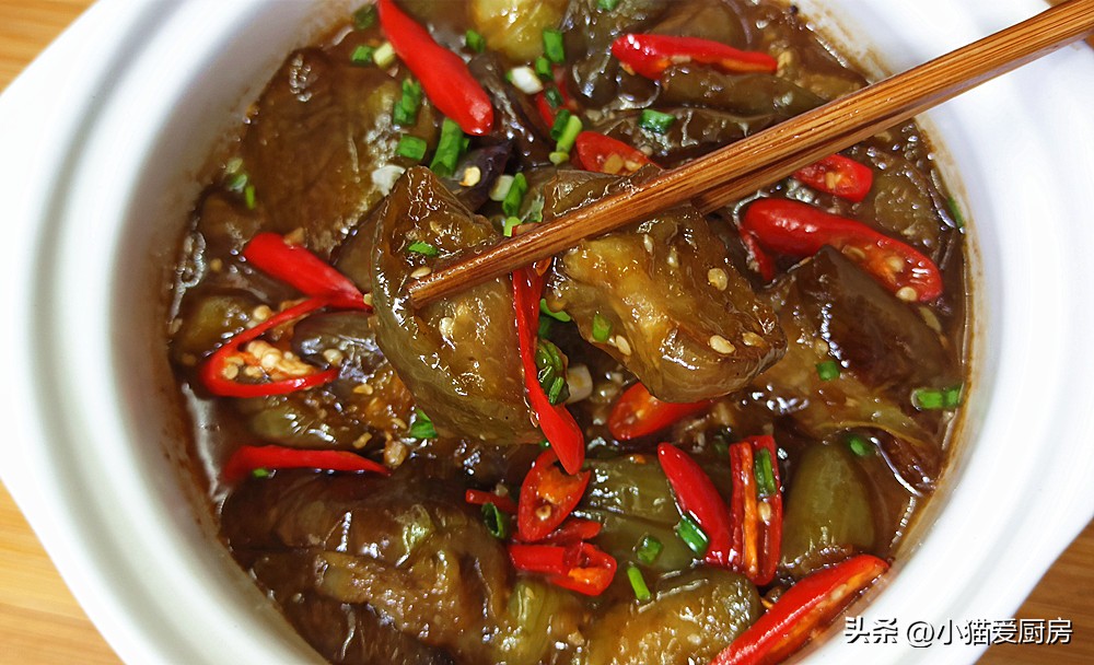 入味香喷喷的茄子煲就可以上桌了,咸鱼茄子煲直接用砂锅的做法