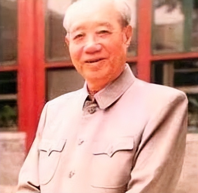 76年毛主席逝世，*东兴汪**看过悼词后提出一点意见，*国锋华**：我赞成