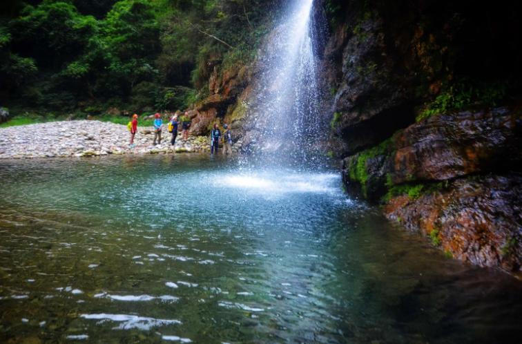 浙江水塘抽干发现宫殿,水潭被村民抽干后惊现千年宫殿