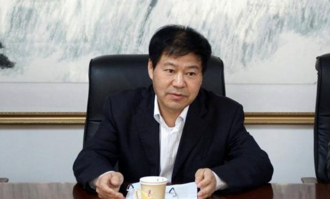 某校长拥有351套房产，出轨后当众掌掴原配，把三个女儿送进监狱