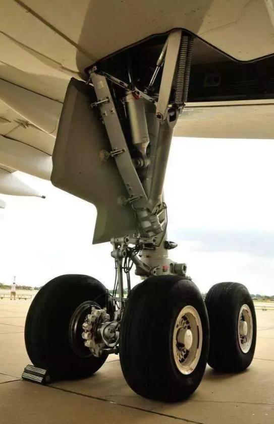 中国航空史首次紧急迫降,民航第一次紧急迫降