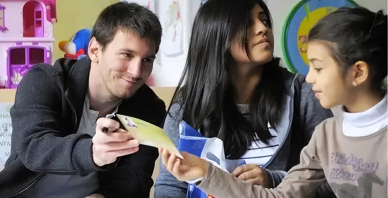 梅西侏儒症的时候踢球是什么样子,梅西成长全记录