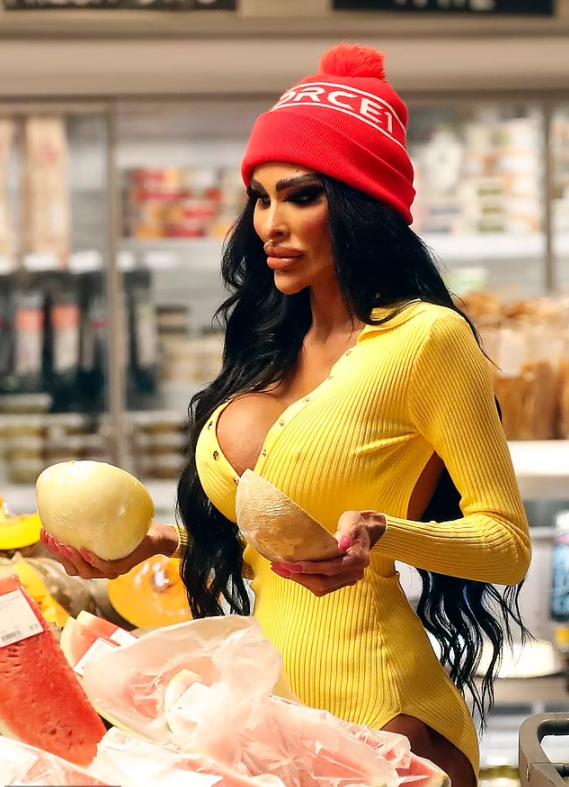 网红芭比翘路人视角,芭比去超市买菜