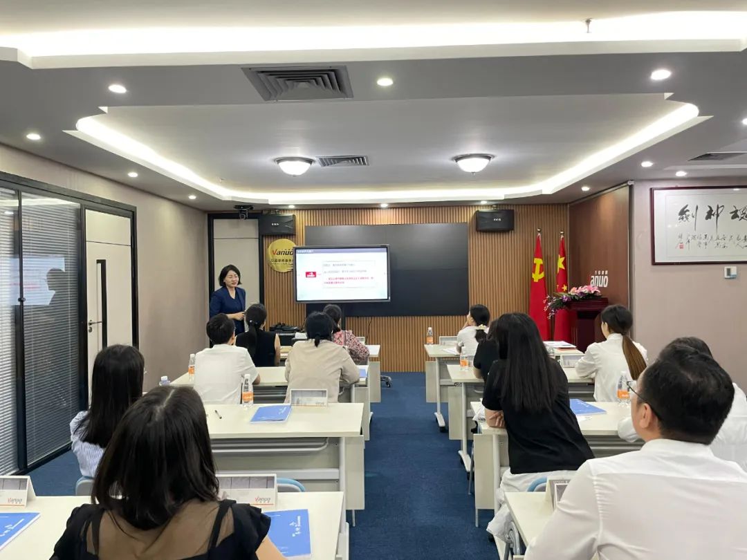 万诺律所许柯律师为南山双创开展合同风险管控专题法律公益培训