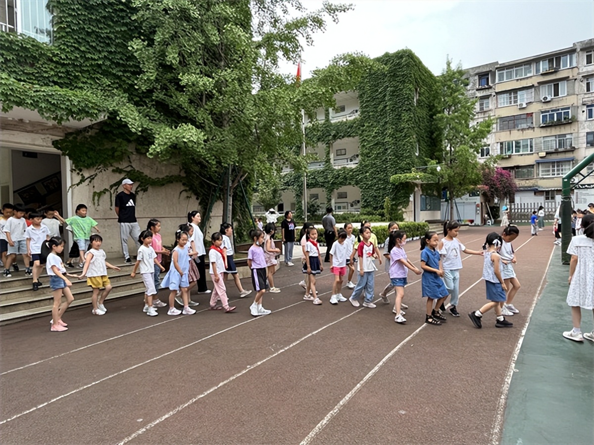 小学生上下楼梯安全守则,上下楼梯靠右行安全教育教案