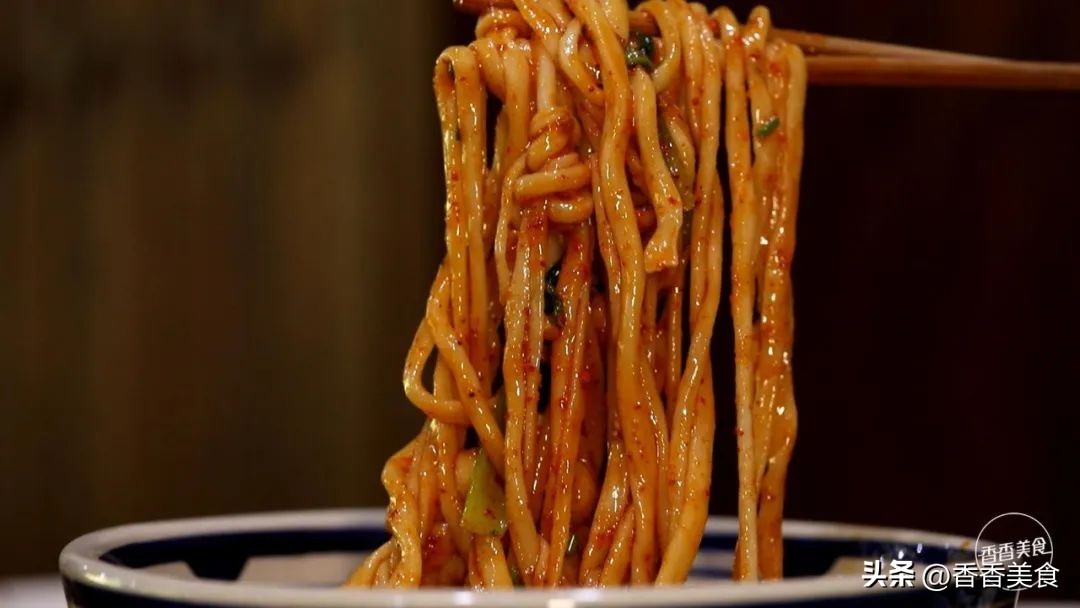 一碗营养丰富又好吃的面,有点宽和厚而且有嚼劲的面