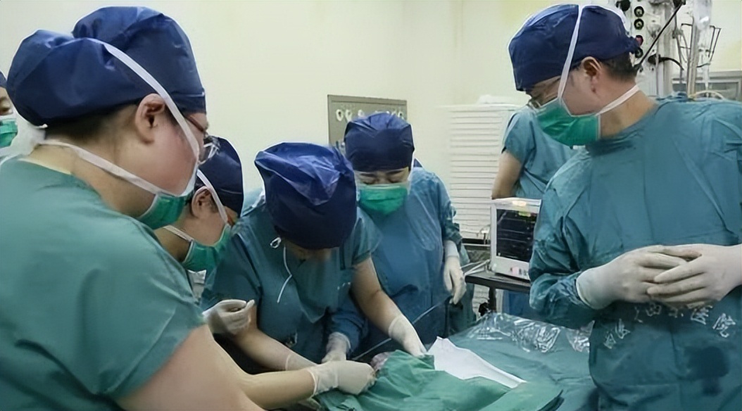 2015年，陕西22岁女子被检查出先天性无子宫，母亲：我的子宫给她