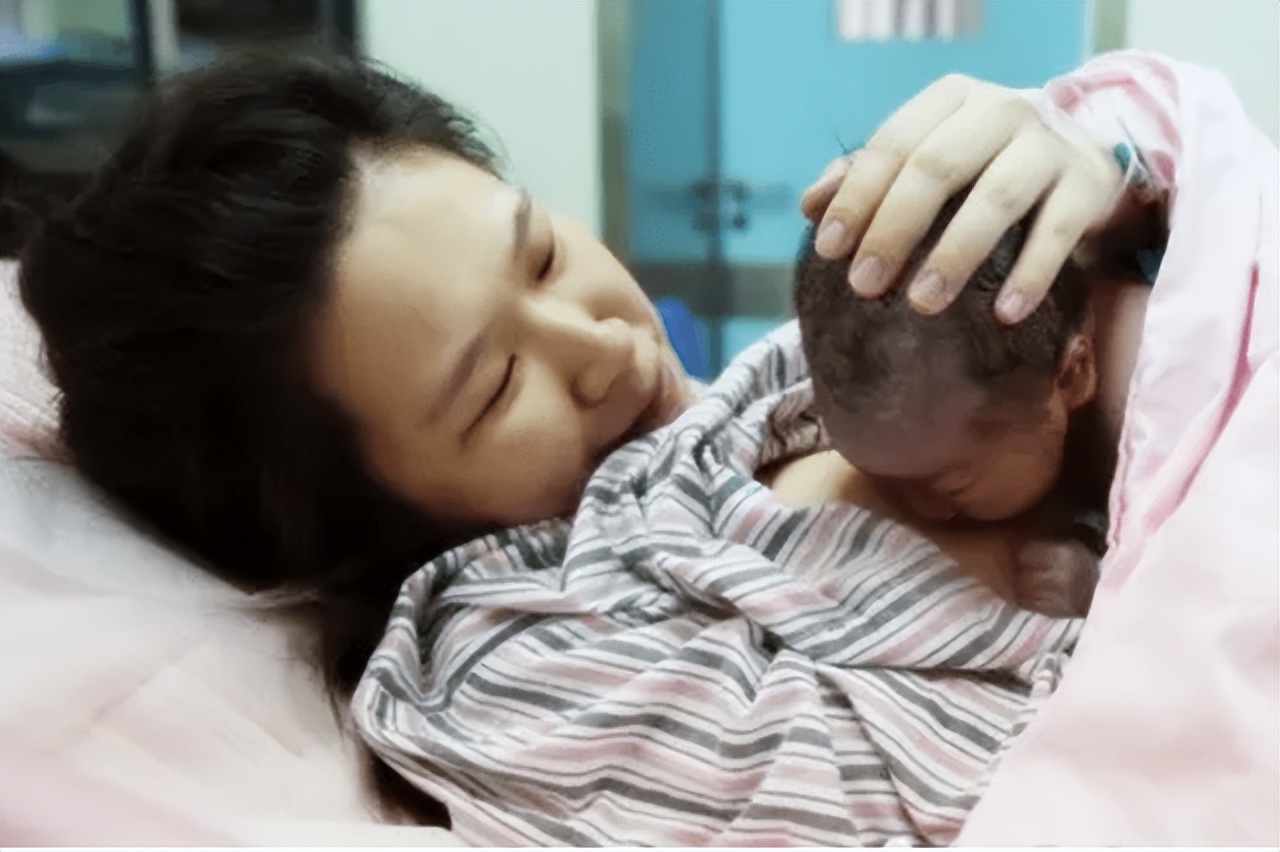 顺产为什么总是头先出来,顺产时胎儿面部向上还是向下