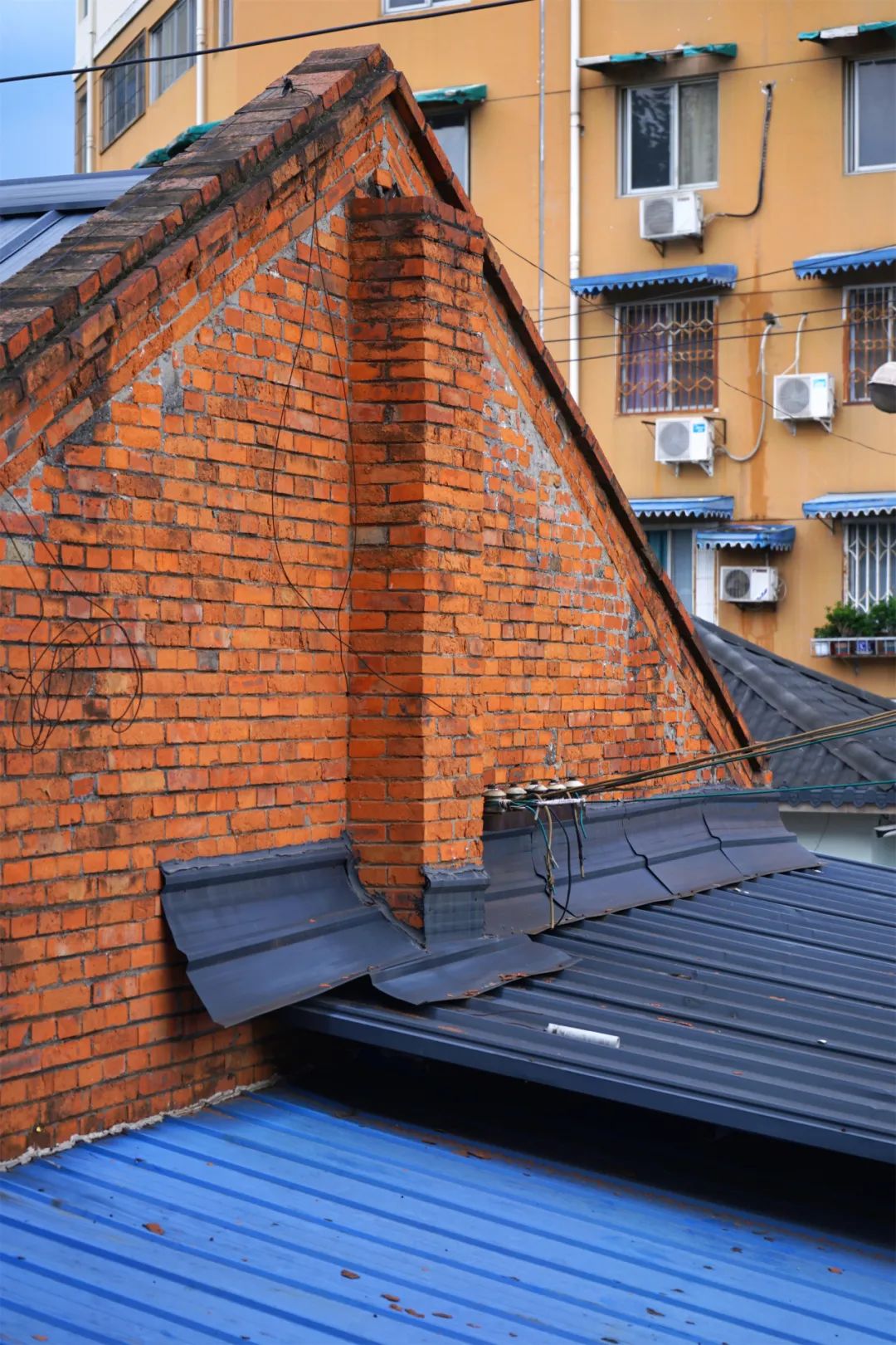 穿越五块石的百米窄巷，打开铁半城的光