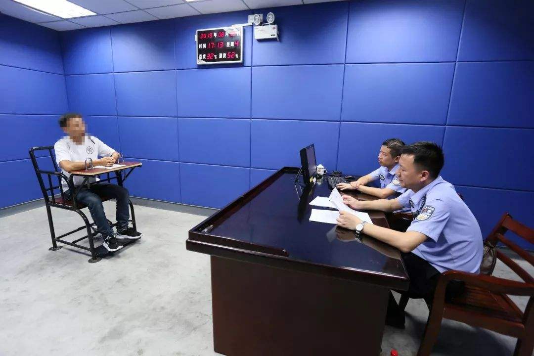 18年浙江快递小哥结识“亿万富豪”，帮送货险些倾家荡产，咋回事