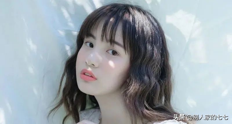 异性聊天女人对你动情了会做什么,异性间女人主动跟你说这3句话