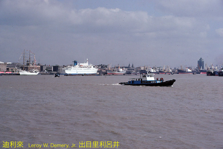 八十年代的上海老照片,踩在东海沿岸闪耀着无与伦比的繁荣骄傲