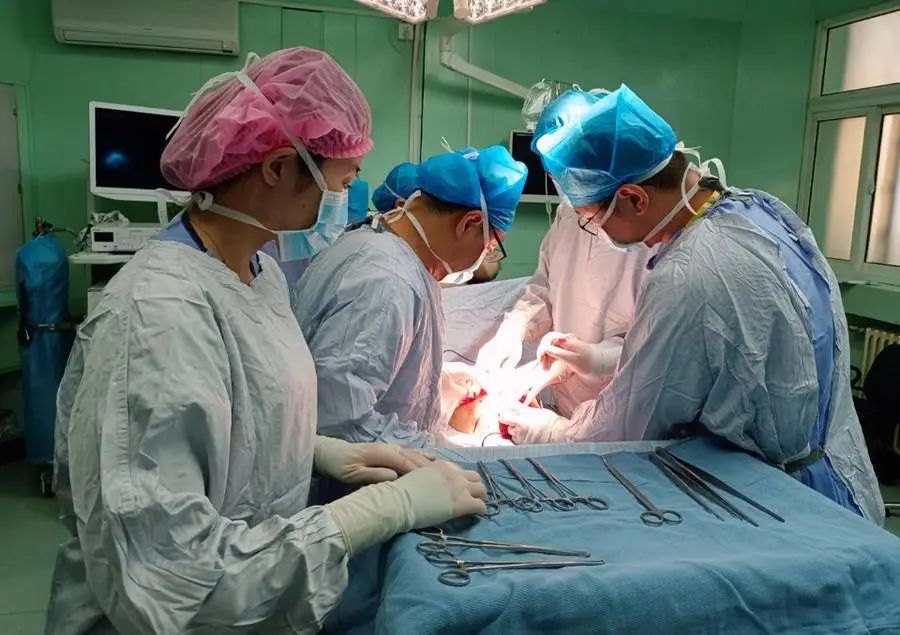 腹部巨大肿瘤切除手术,多学科微创治疗肿瘤