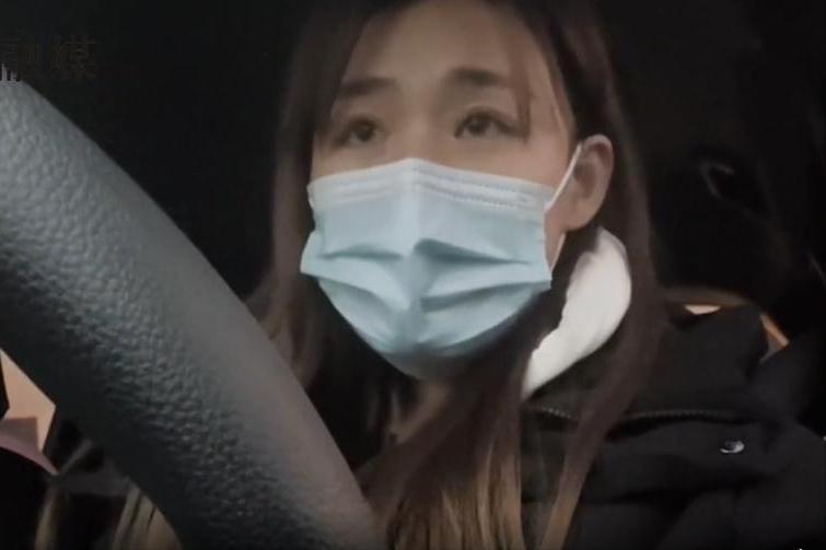 女子把卫生巾丢垃圾桶,女子用卫生巾扔垃圾