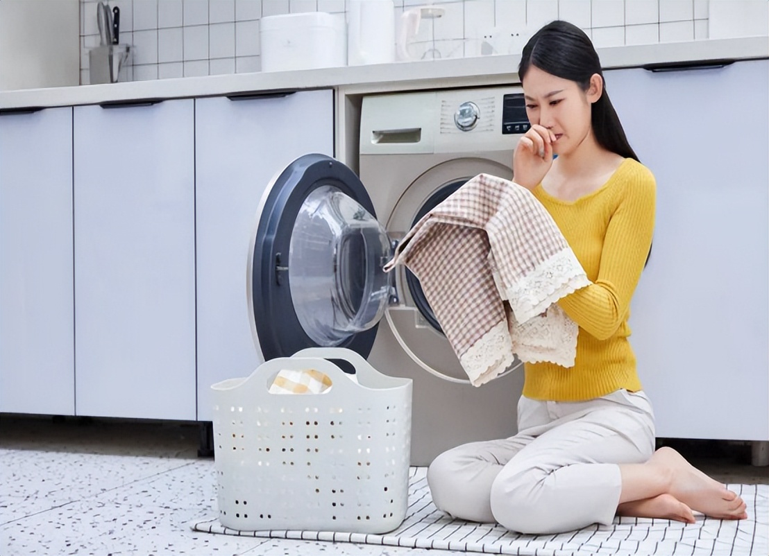 女子身上长虫医生拿镊子治疗,医生从女子腹痛取出长虫