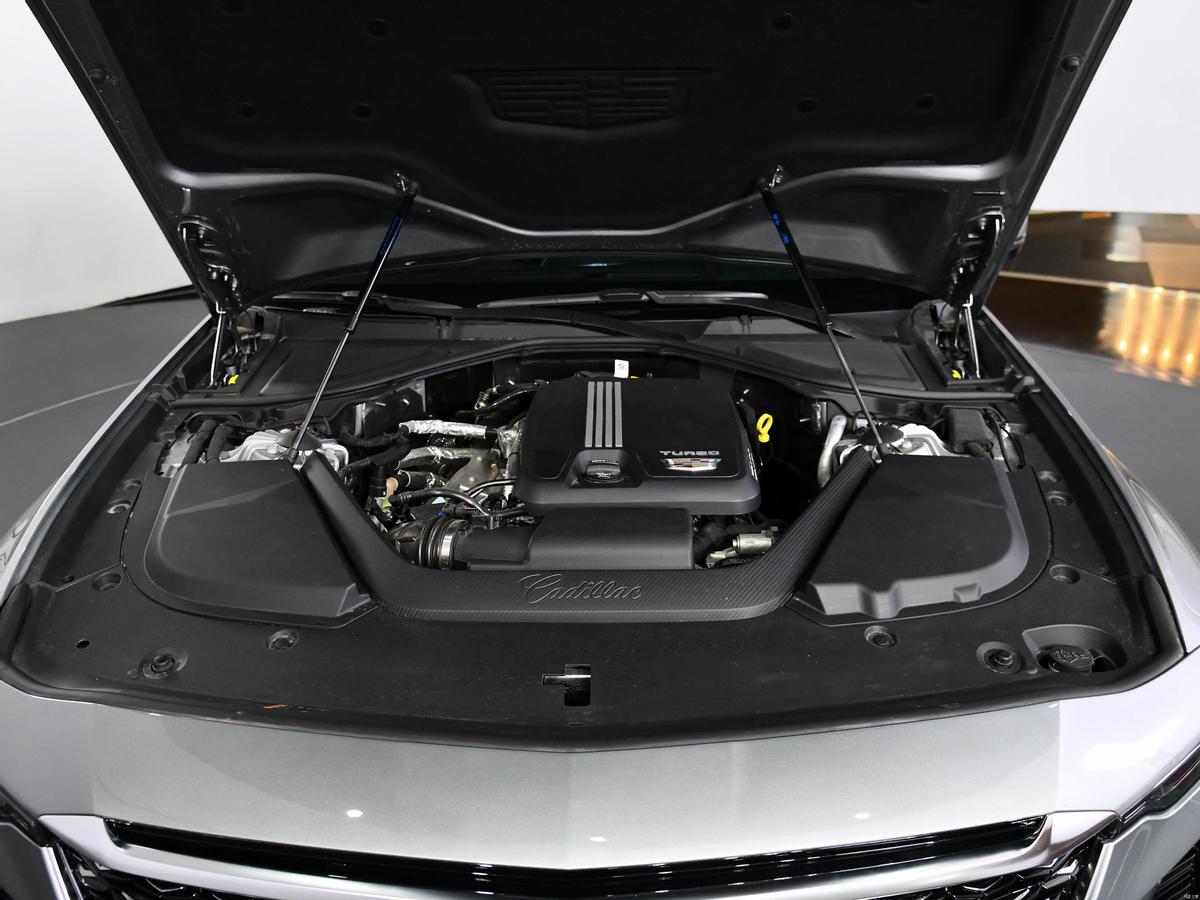 低调而又豪华的年轻轿车,低调豪华的轿车