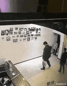 轻松一刻：光头，手机拿不到，你好歹捏个饺子吃啊，贼不走空