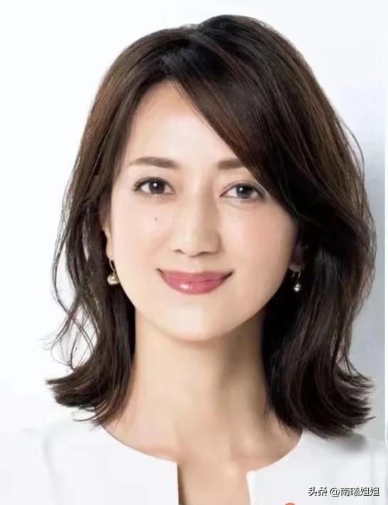 到老都优雅的女人不会“烫羊毛卷”，换上这3种发型，更时尚洋气