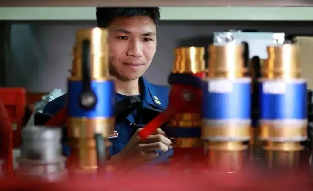 榜样|装备器材的“妙手神医”——黄俊菘