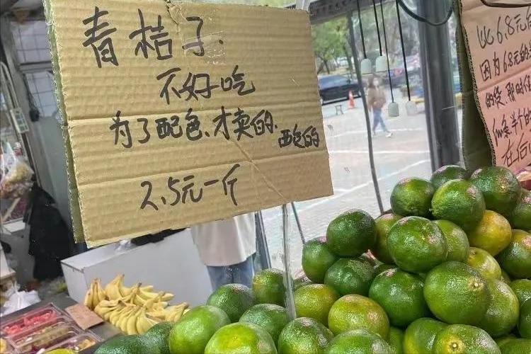 日进千元的水果店，靠的就是这些牛批纸箱做的碎碎念“智慧标签”