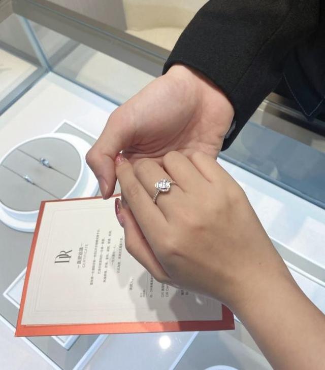 世道变了?情人节女性“主动开房”数量超过男性,花钱也更多